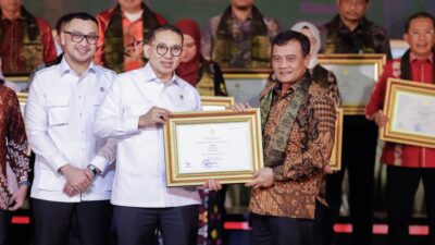 Gubernur Jawa Tengah Ahmad Luthfi menerima sertifikat penetapan Warisan Budaya Takbenda Indonesia (foto: Pemprov Jateng)