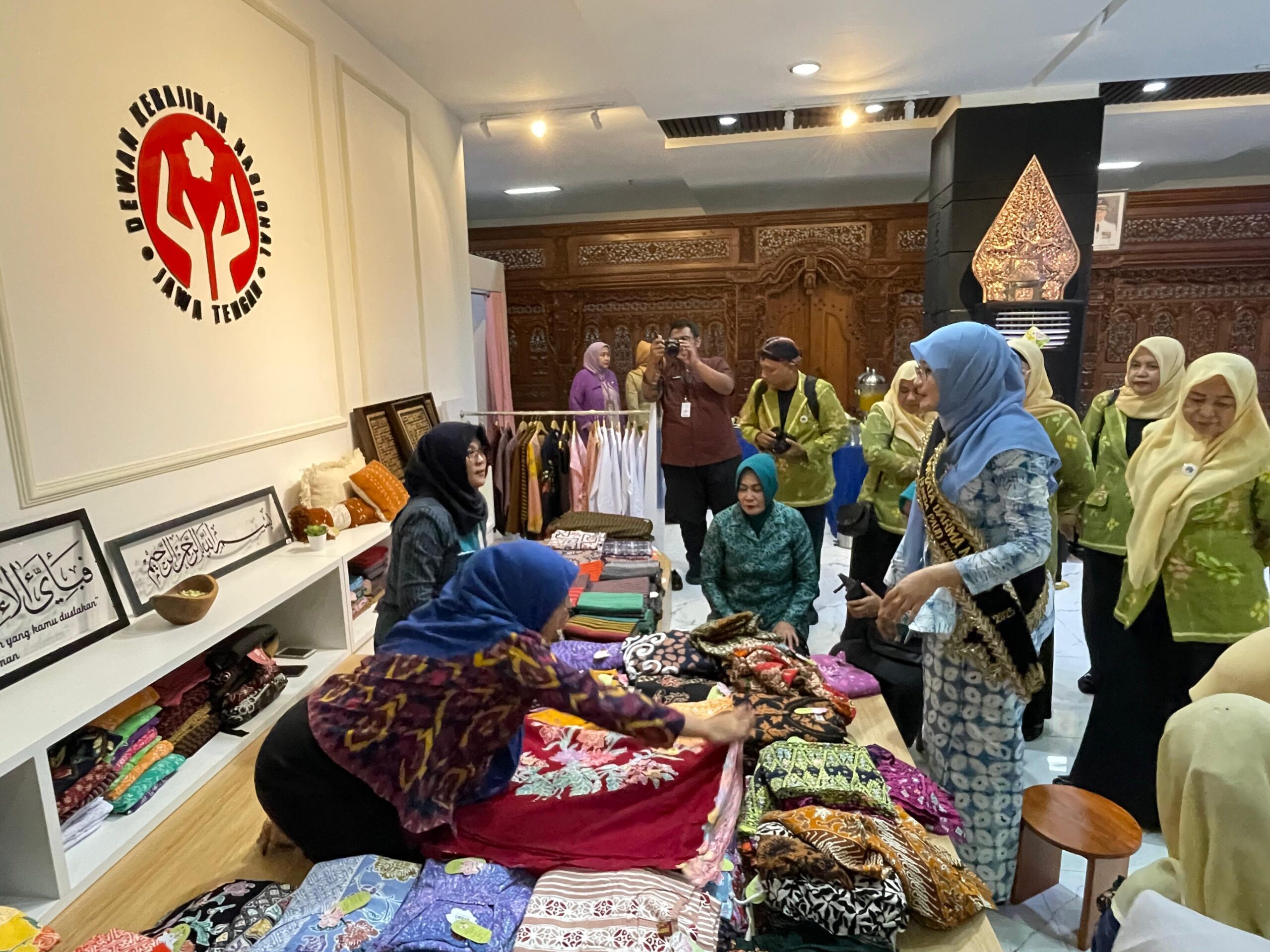 Nawal Arafah Yasin mendampingi rombongan studi tiru dari Kabupaten Banggai di PAUD Tirta Kenanga, Semarang, Senin 15 Desember 2025 (foto: Pemprov Jateng)