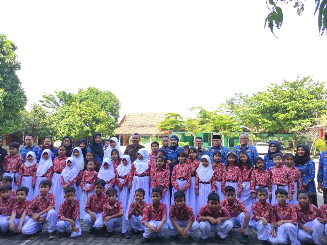 Bupati Kendal Dyah Kartika Permanasari meresmikan Batik Kendal Berdikari di SD Negeri 2 Pegulon, Rabu 17 Desember 2025 (foto: Pemkab Kendal)