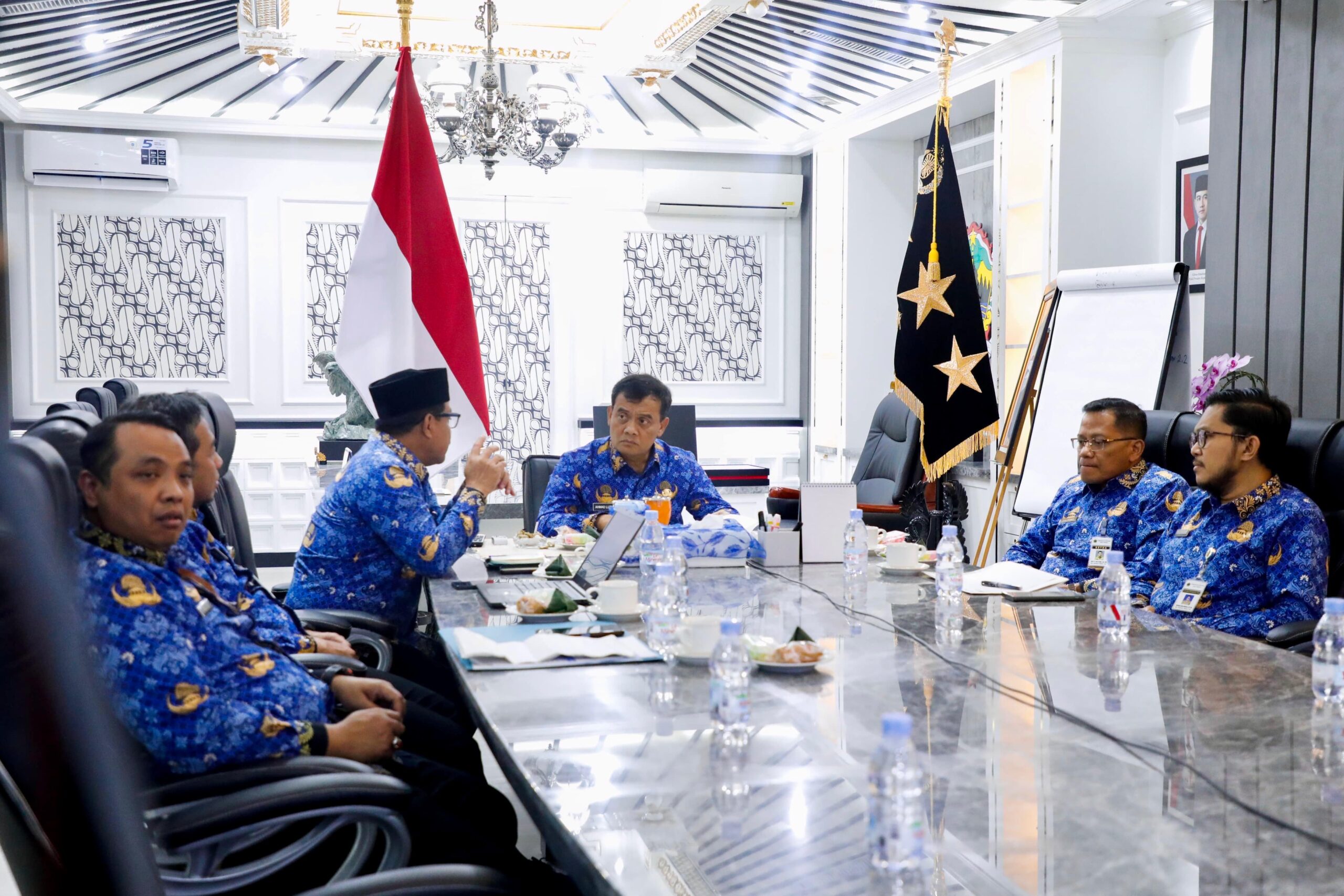 Gubernur Jawa Tengah Ahmad Luthfi saat mengikuti sosialisasi kebijakan upah minimum 2026 secara daring (foto: Pemprov Jateng)