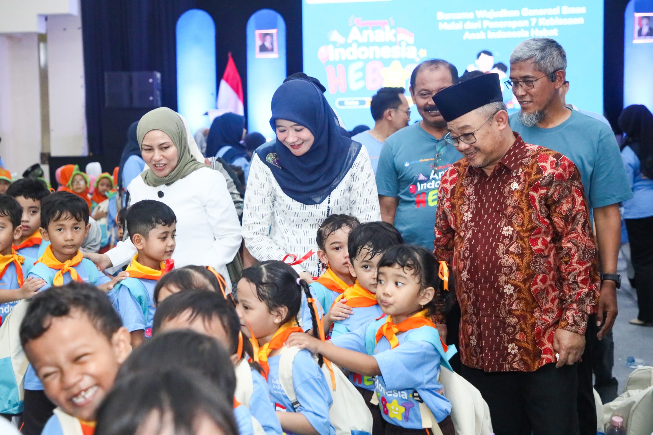 Mendikdasmen Abdul Mu’ti bersama Bunda PAUD Jateng meresmikan revitalisasi TK Muslimat NU Roudlotut Tholibin, Rabu 17 Desember 2025 (foto: Pemprov Jateng)
