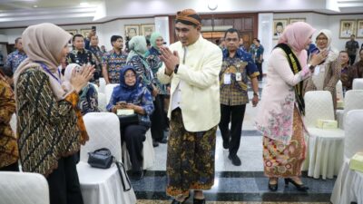 Wagub Jateng Gus Yasin memberikan apresiasi kepada Bunda PAUD dalam acara Apresiasi Bunda PAUD Tingkat Provinsi Jawa Tengah 2025 di Semarang, Kamis 18 Desember 2025 (foto: Pemprov Jateng)