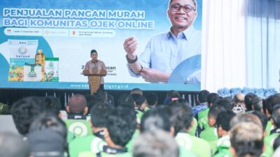 Wakil Gubernur Jateng Taj Yasin bersama Menko Pangan Zulkifli Hasan meninjau Gerakan Pangan Murah di Gudang Bulog Semarang, Jumat 19 Desember 2025 (foto: Pemprov Jateng)