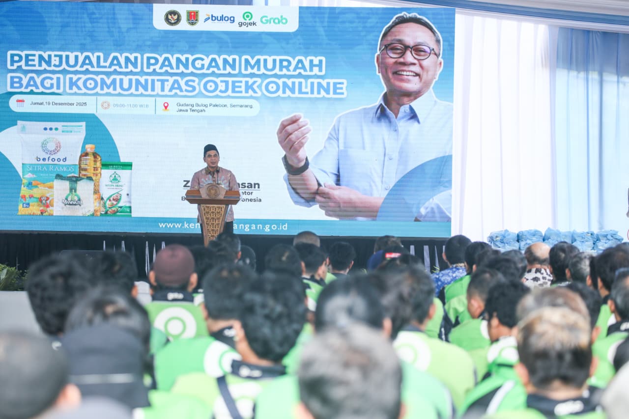 Wakil Gubernur Jateng Taj Yasin bersama Menko Pangan Zulkifli Hasan meninjau Gerakan Pangan Murah di Gudang Bulog Semarang, Jumat 19 Desember 2025 (foto: Pemprov Jateng)
