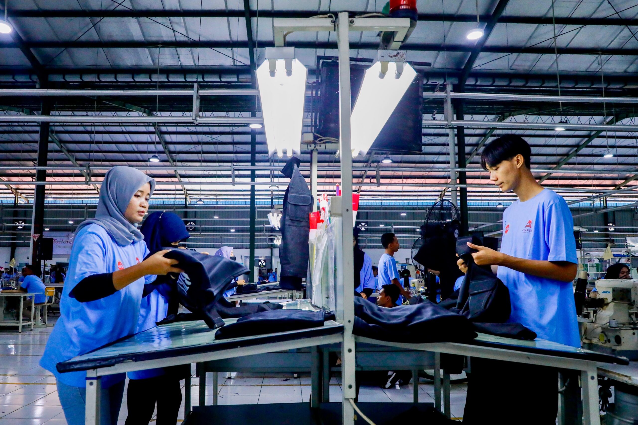 Suasana pekerja kembali beraktivitas di pabrik garmen Pemalang setelah 18 bulan tutup (foto: Pemprov Jateng)