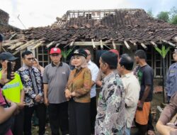 Bupati Kendal Tinjau Rumah Warga Rusak Akibat Puting Beliung