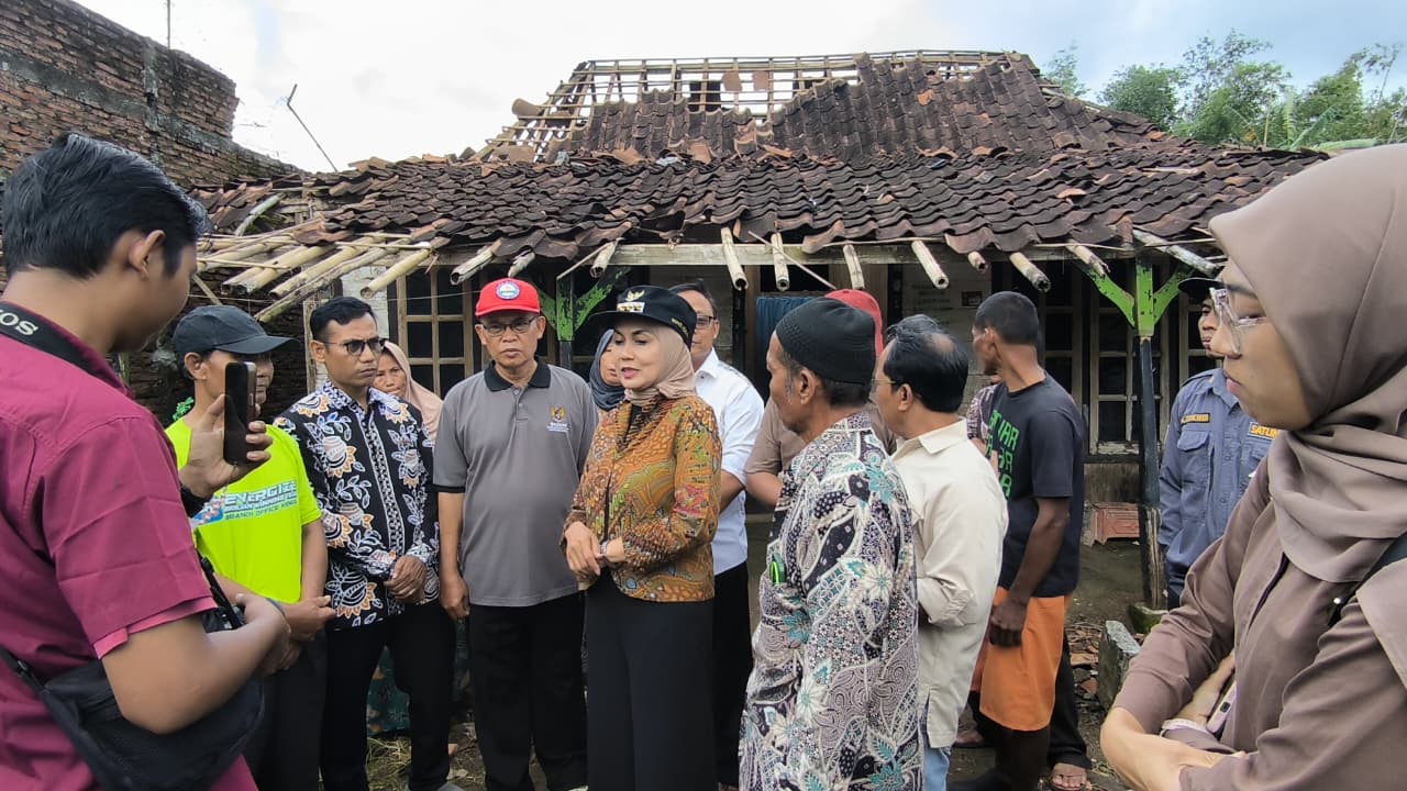 Bupati Kendal meninjau lokasi terjadinya bencana angin puting beliung di Ringinarum, Sabtu 20 Desember 2025 (foto: Pemkab Kendal)