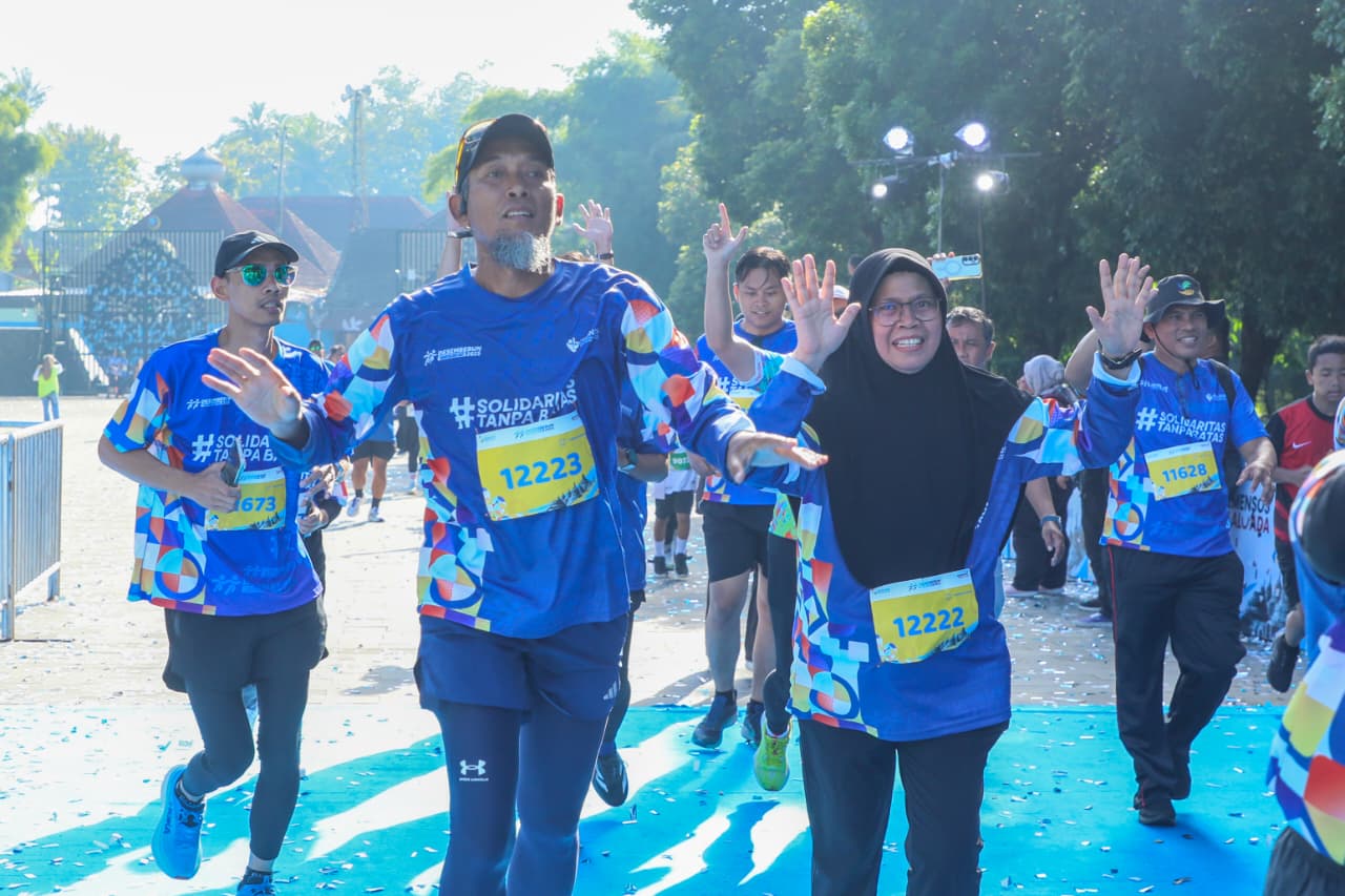 Sekda Jateng Sumarno dalam Desember Run 2025 di Borobudur, Minggu 21 Desember 2025 (foto: Pemprov Jateng)
