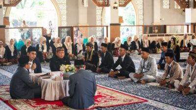 Wakil Gubernur Jateng Taj Yasin Maemoen menyaksikan prosesi akad nikah massal di Masjid Jami Jatisari, Semarang, Minggu 21 Desember 2025 (foto: Pemprov Jateng)