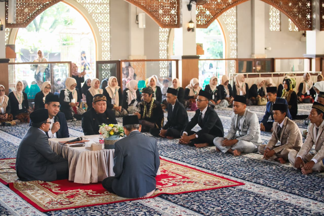Wakil Gubernur Jateng Taj Yasin Maemoen menyaksikan prosesi akad nikah massal di Masjid Jami Jatisari, Semarang, Minggu 21 Desember 2025 (foto: Pemprov Jateng)
