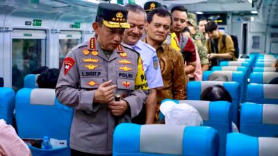 Gubernur Jateng Ahmad Luthfi mendampingi Kapolri Jenderal Listyo Sigit Prabowo meninjau Pos Pelayanan Nataru di Stasiun Tawang Semarang, Minggu 21 Desemer 2025 (foto: Pemprov Jateng)
