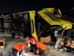 Bus PO. Cahaya Trans Terguling di Semarang, 15 Tewas