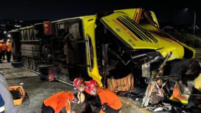 Bus PO. Cahaya Trans mengalami kecelakaan di Semarang, Senin 22 Desember 2025 dini hari (foto: Basarnas Semarang)