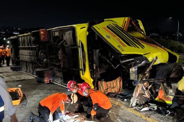 Bus PO. Cahaya Trans mengalami kecelakaan di Semarang, Senin 22 Desember 2025 dini hari (foto: Basarnas Semarang)