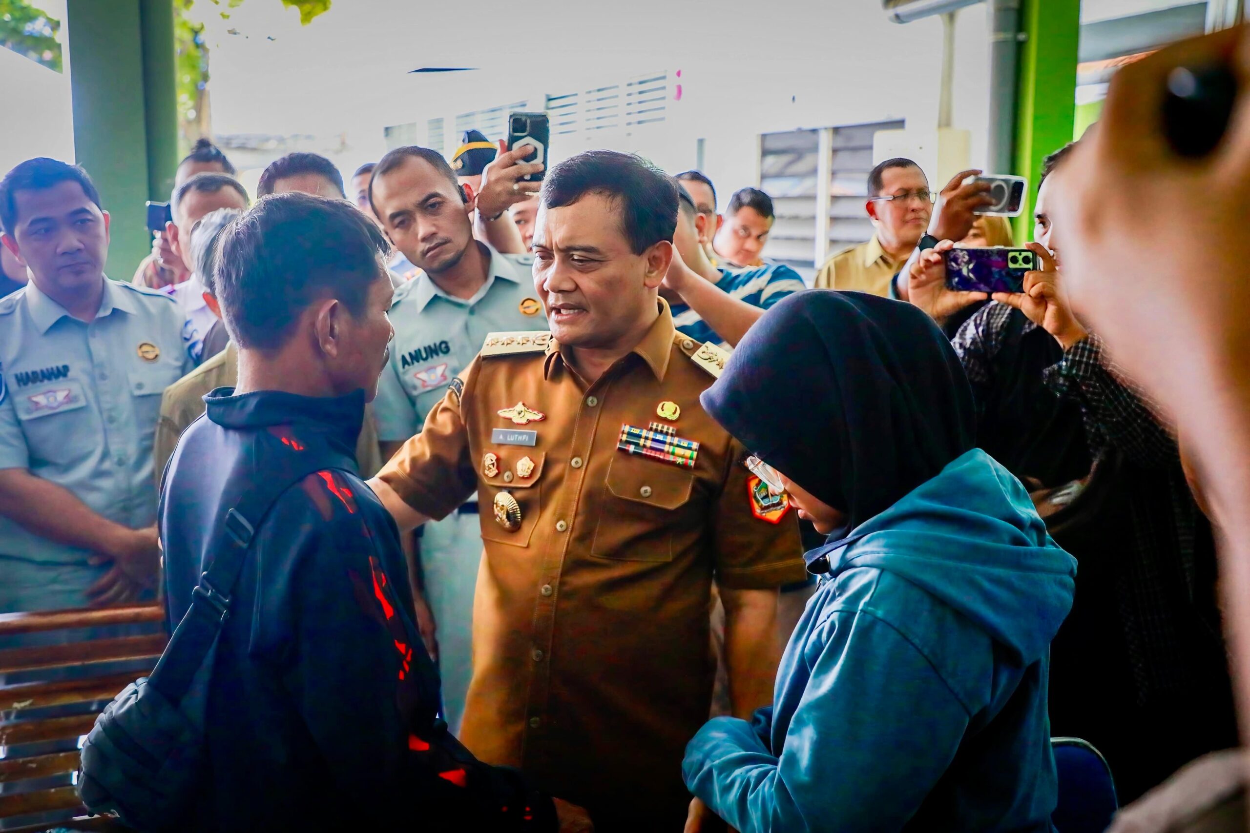 Gubernur Jawa Tengah Ahmad Luthfi saat menemui keluarga korban di RSUP dr Kariadi, Semarang, Senin 22 Desember 2025 (foto: Pemprov Jateng)