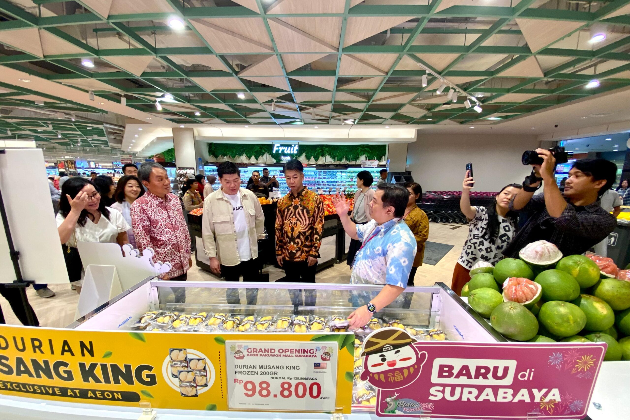 Suasana meriah pembukaan AEON Supermarket ke-13 di Pakuwon Mall Surabaya, 18 Desember 2025
