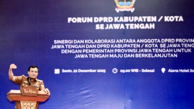 Gubernur Jawa Tengah Ahmad Luthfi menyampaikan sambutan dalam Forum Berlian Sinergi dan Kolaborasi DPRD di Karanganyar, Senin 22 Desember 2025 (foto: Pemprov Jateng)