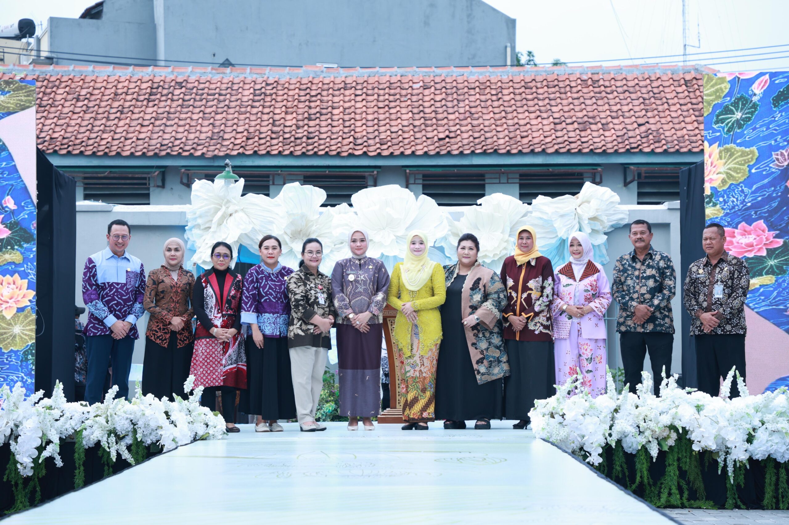 Ketua Dekranasda Jateng Nawal Arafah Yasin meluncurkan Batik Malini Padma karya warga binaan Lapas Perempuan Semarang, Senin 22 Desember 2025 (foto: Pemprov Jateng)