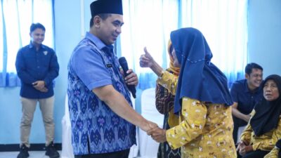 Gus Yasin berdialog dengan lansia penerima manfaat di PPSLU Sudagaran Banyumas, Selasa 23 Desember 2025 (foto: Pemprov Jateng)