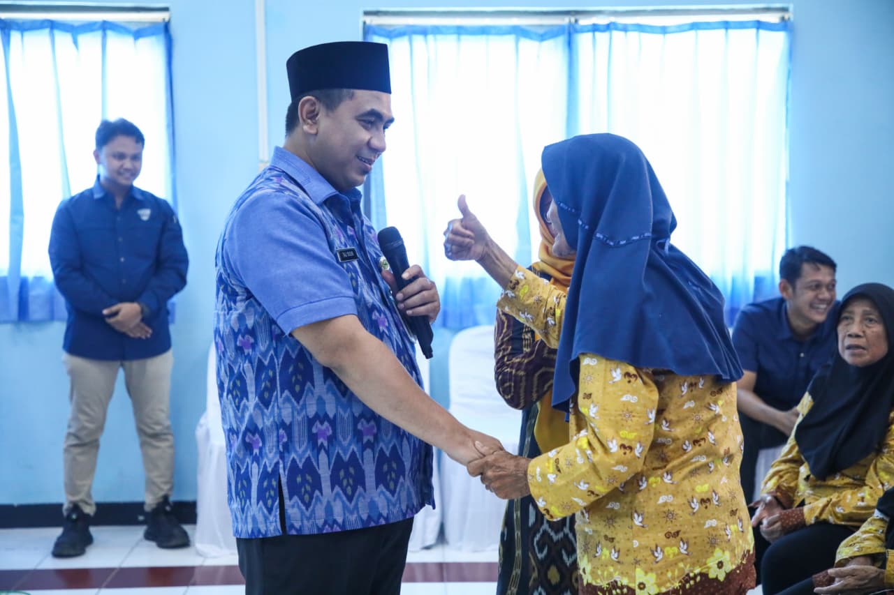 Gus Yasin berdialog dengan lansia penerima manfaat di PPSLU Sudagaran Banyumas, Selasa 23 Desember 2025 (foto: Pemprov Jateng)