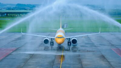 Pesawat Scoot mendarat perdana di Bandara Internasional Jenderal Ahmad Yani Semarang, Selasa 23 Desember 2025 (foto: Pemprov Jateng)