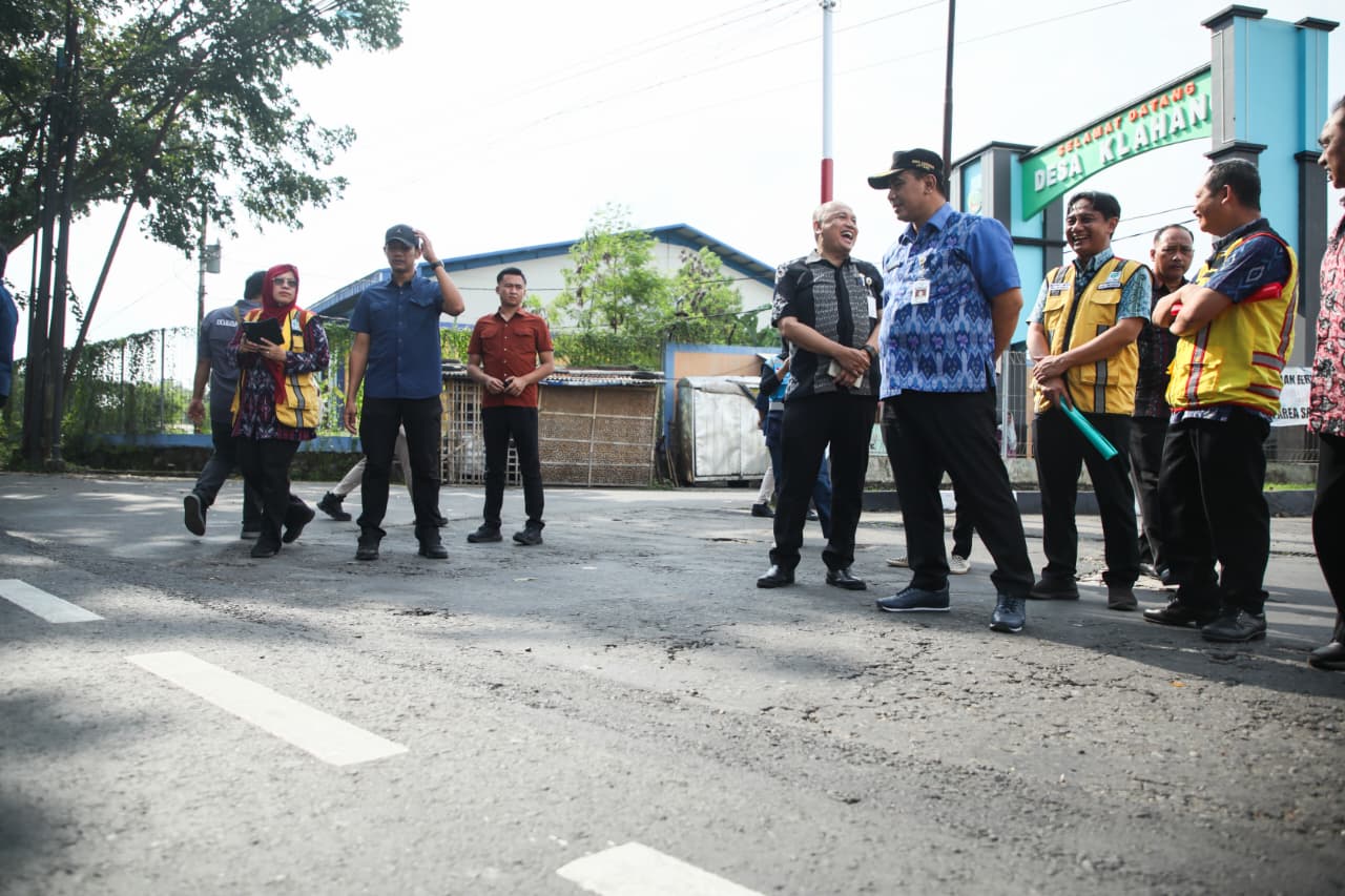 Wakil Gubernur Jawa Tengah Taj Yasin Maemoen meninjau kondisi jalan raya di Banyumas, Selasa 23 Desember 2025 (foto: Pemprov Jateng)