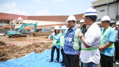 Wakil Gubernur Jateng Taj Yasin Maemoen meninjau progres pembangunan gedung VIP RSUD Margono Soekarjo, Selasa 23 Desember 2025 (foto: Pemprov Jateng)