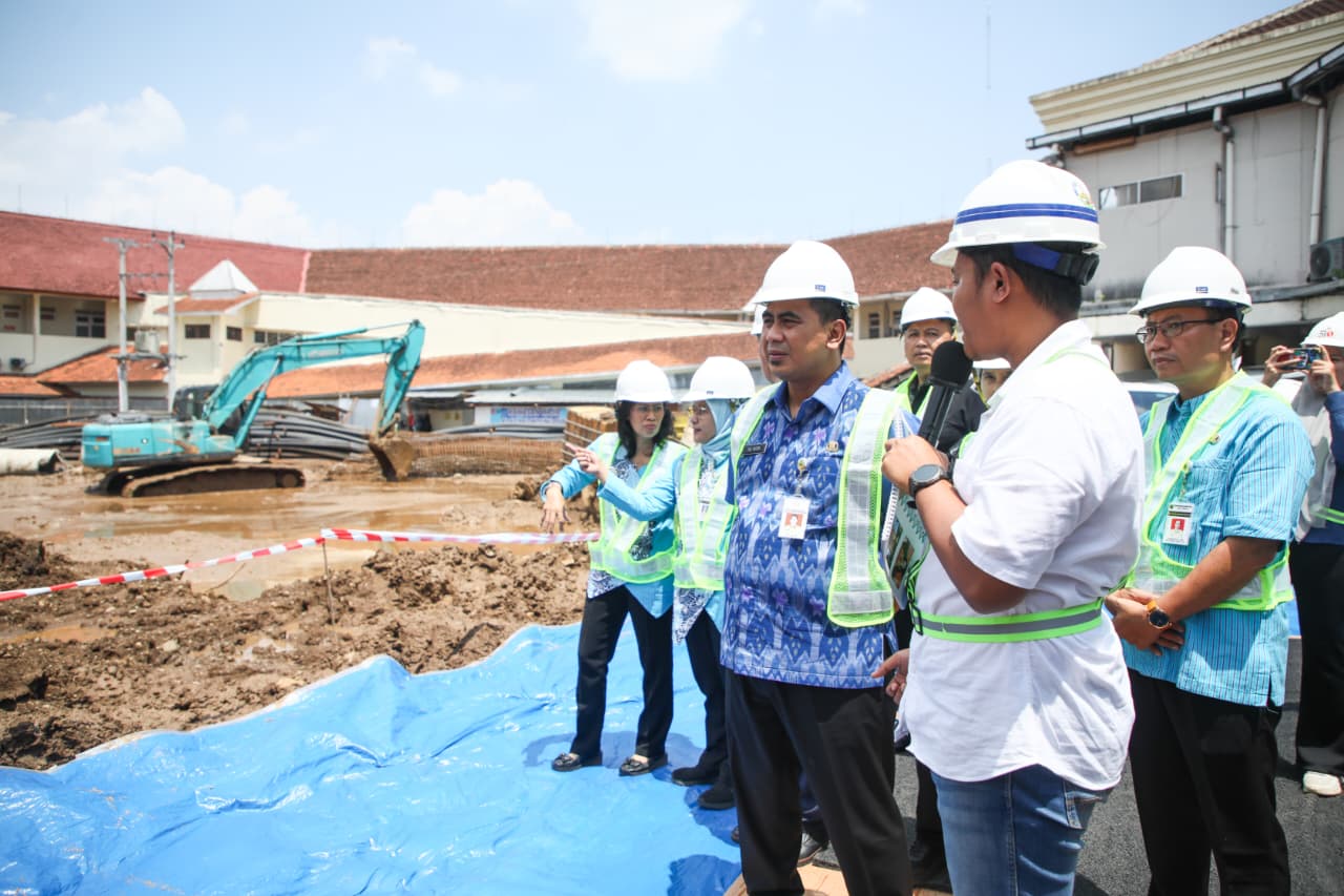 Wakil Gubernur Jateng Taj Yasin Maemoen meninjau progres pembangunan gedung VIP RSUD Margono Soekarjo, Selasa 23 Desember 2025 (foto: Pemprov Jateng)