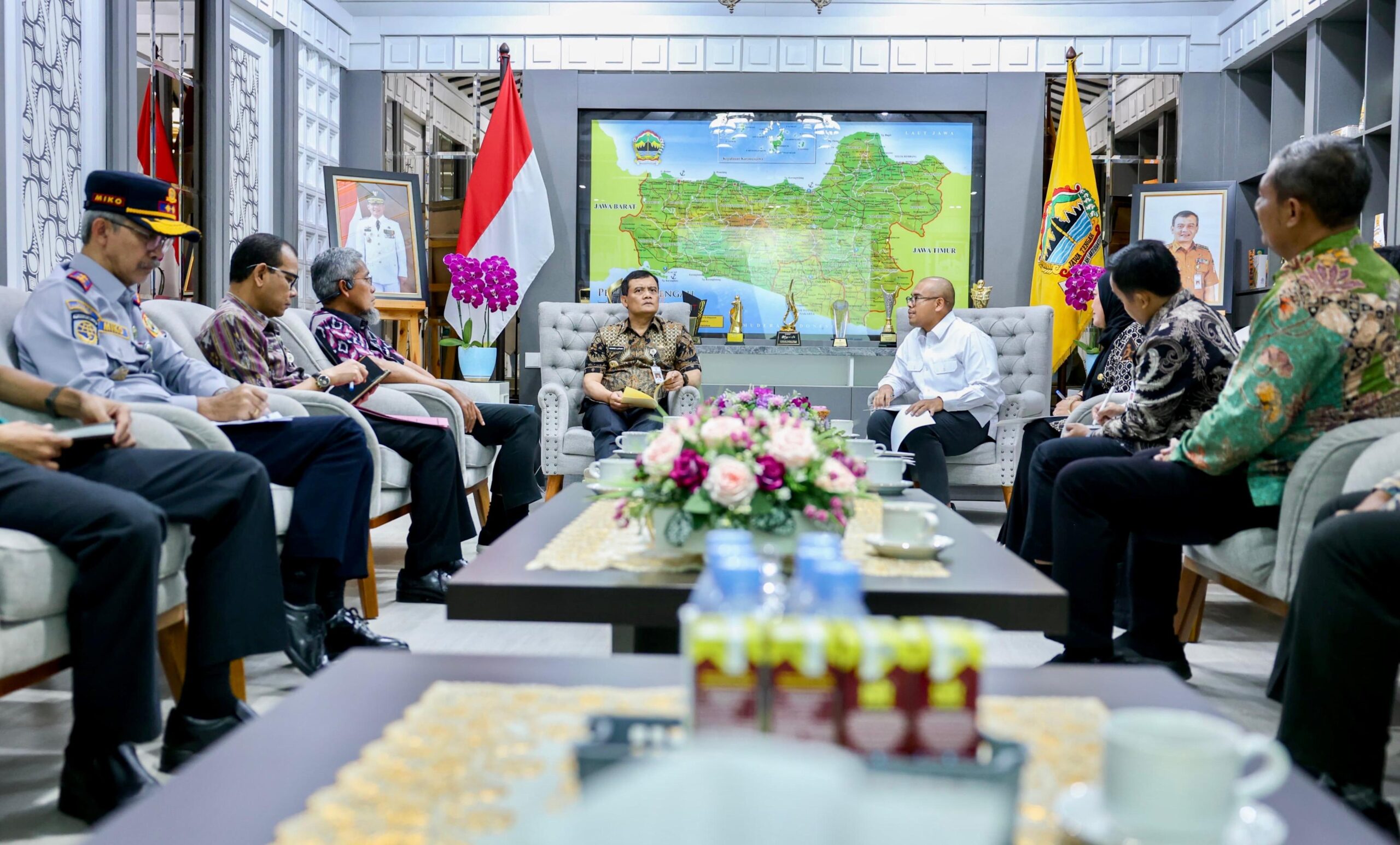 Bupati Batang Faiz Kurniawan bertemu Gubernur Jateng Ahmad Luthfi membahas KPBU PJU, Selasa 23 Desember 2025 (foto: Pemprov Jateng)