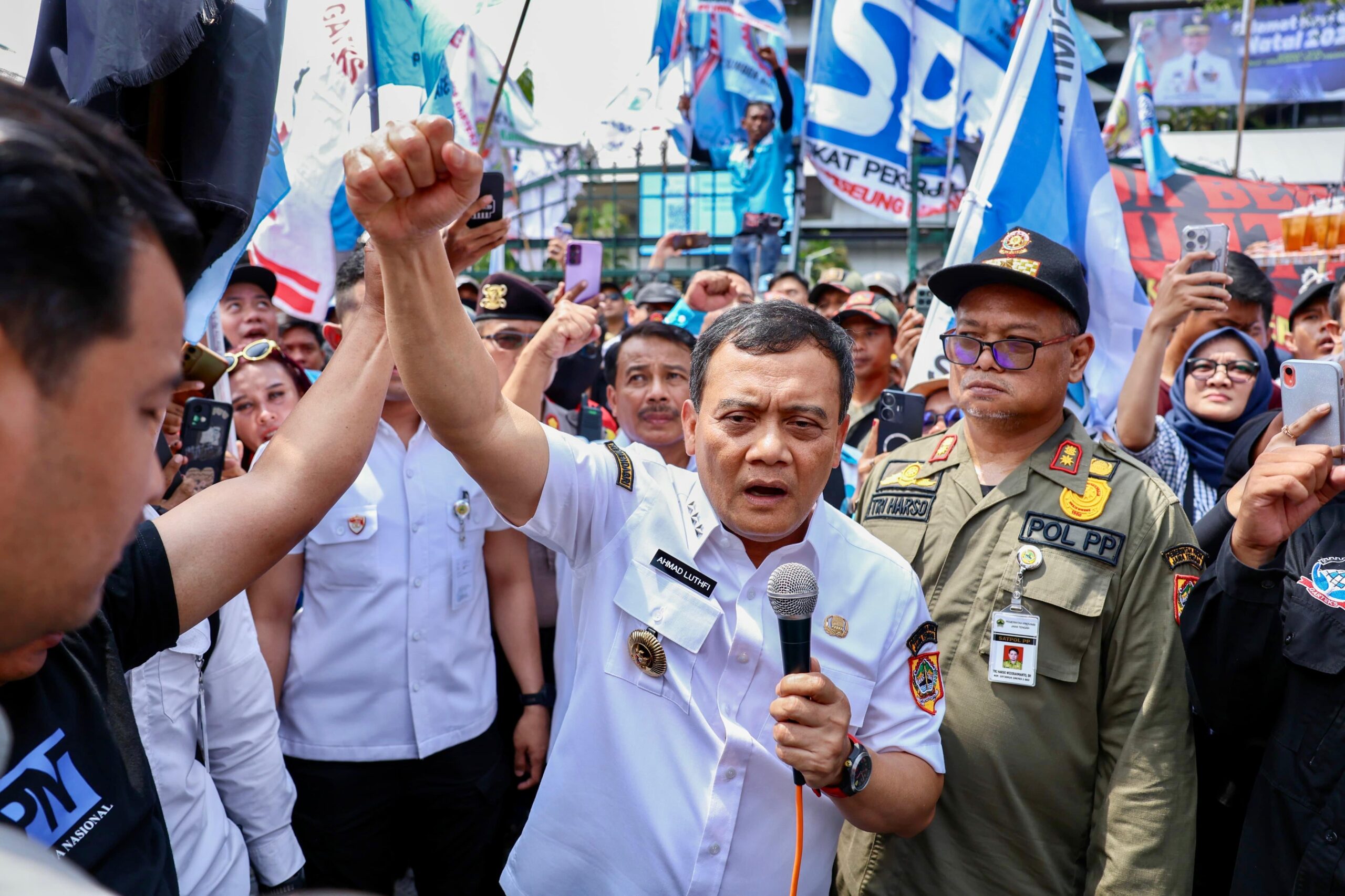 - Gubernur Jawa Tengah Ahmad Luthfi saat mengumumkan penetapan UMP 2026 di Kantor Gubernur, Semarang, Rabu 24 Desember 2025 (foto: Pemprov Jateng)