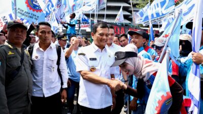 Gubernur Jateng Ahmad Luthfi ketika menemui buruh di halaman kantornya, Rabu 24 Desember 2025 (foto: Pemprov Jateng)