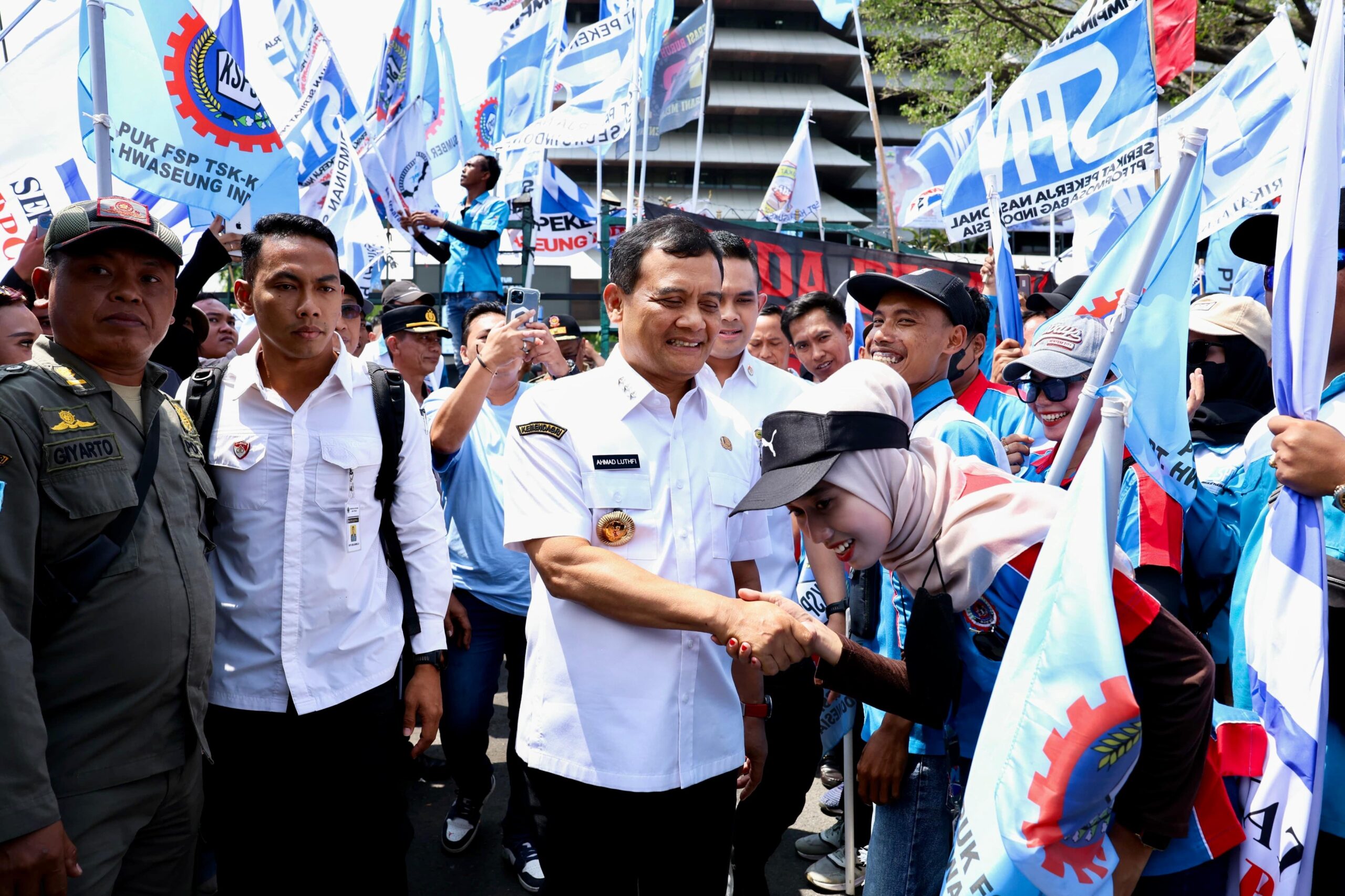 Gubernur Jateng Ahmad Luthfi ketika menemui buruh di halaman kantornya, Rabu 24 Desember 2025 (foto: Pemprov Jateng)