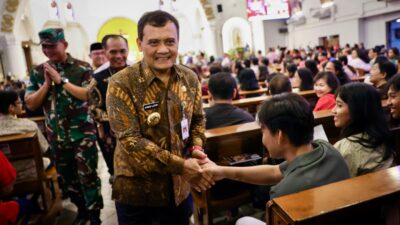 Gubernur Jawa Tengah Ahmad Luthfi bersama Forkopimda menyapa jemaat misa Natal di Gereja Katedral Semarang, rabu 24 Desember 2025 (foto: Pemprov Jateng)