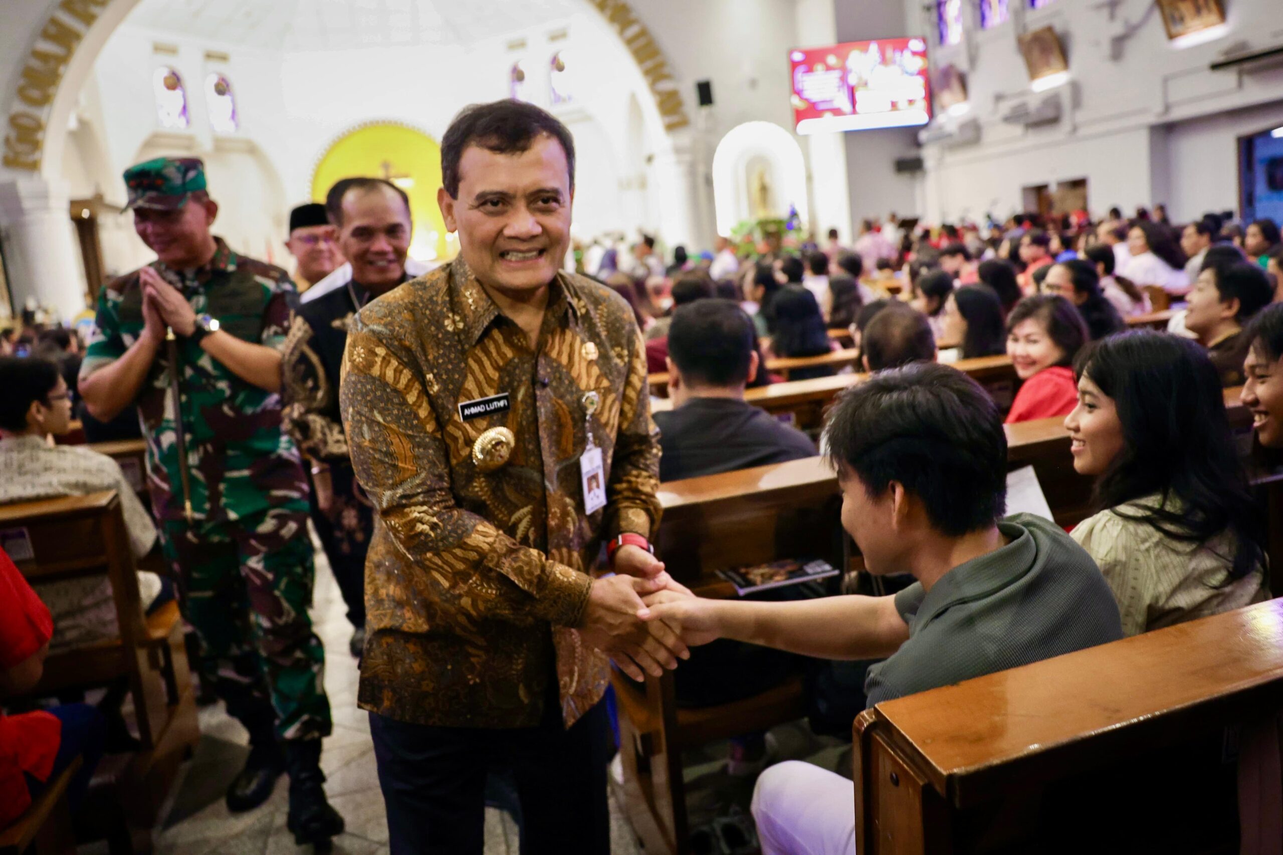 Gubernur Jawa Tengah Ahmad Luthfi bersama Forkopimda menyapa jemaat misa Natal di Gereja Katedral Semarang, rabu 24 Desember 2025 (foto: Pemprov Jateng)