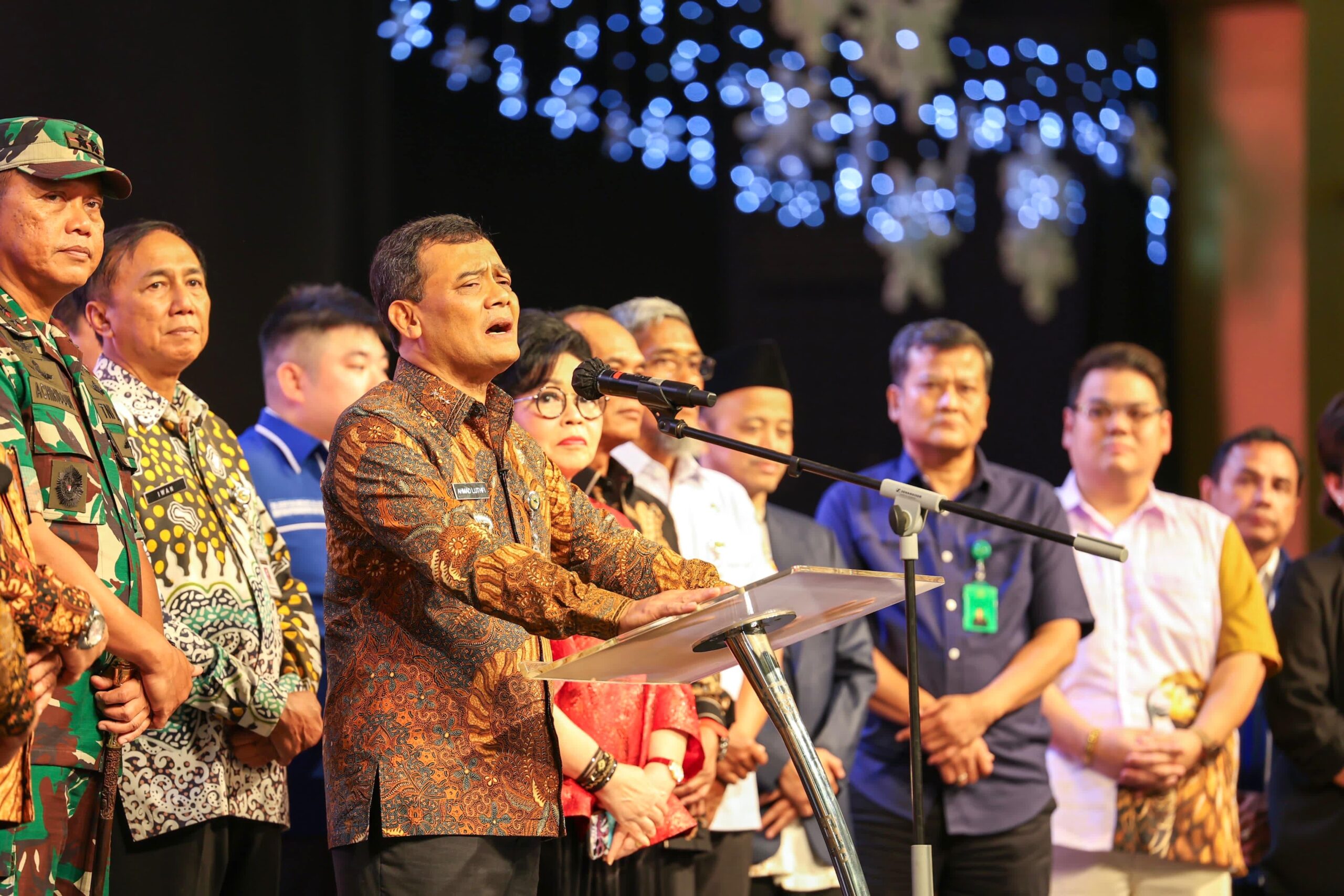 Gubernur Jawa Tengah Ahmad Luthfi menyapa jemaat saat perayaan Natal di Holy Stadium Semarang, Rabu 24 Desember 2025 (oto: Pemprov Jateng)