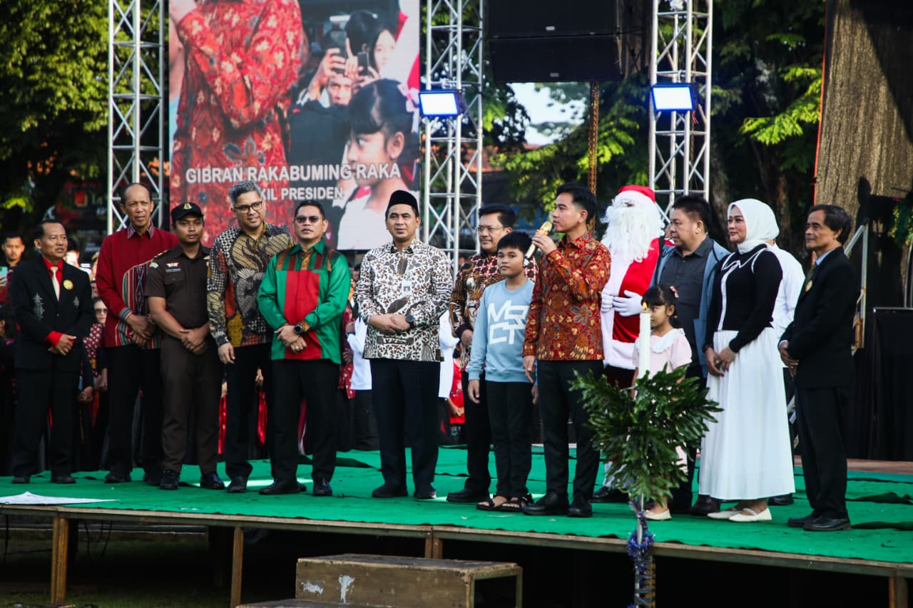 Wapres Gibran Rakabuming Raka bersama Wagub Jateng Taj Yasin Maimoen menghadiri misa Natal di Lapangan Pancasila, Salatiga, 25 Desember 2025 (foto: Pemprov Jateng)