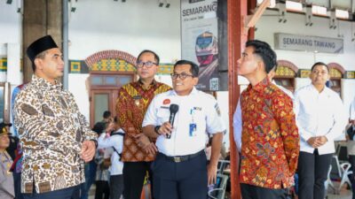 Wapres Gibran Rakabuming Raka bersama Wagub Jateng Taj Yasin meninjau pelayanan di Stasiun Tawang Semarang, 25 Desember 2025 (foto: Pemprov Jateng)