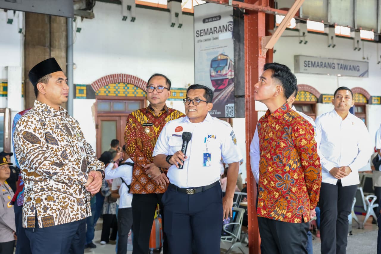Wapres Gibran Rakabuming Raka bersama Wagub Jateng Taj Yasin meninjau pelayanan di Stasiun Tawang Semarang, 25 Desember 2025 (foto: Pemprov Jateng)