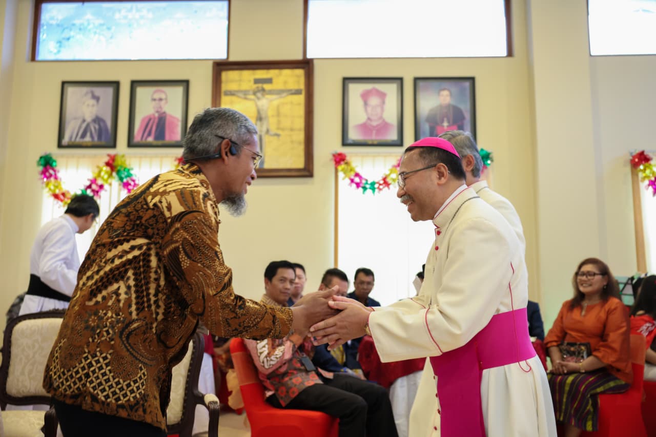 Sekda Jateng Sumarno bersama Uskup Agung Semarang Mgr Robertus Rubiyatmoko dalam Open House Natal 2025 (foto: Pemprov Jateng)