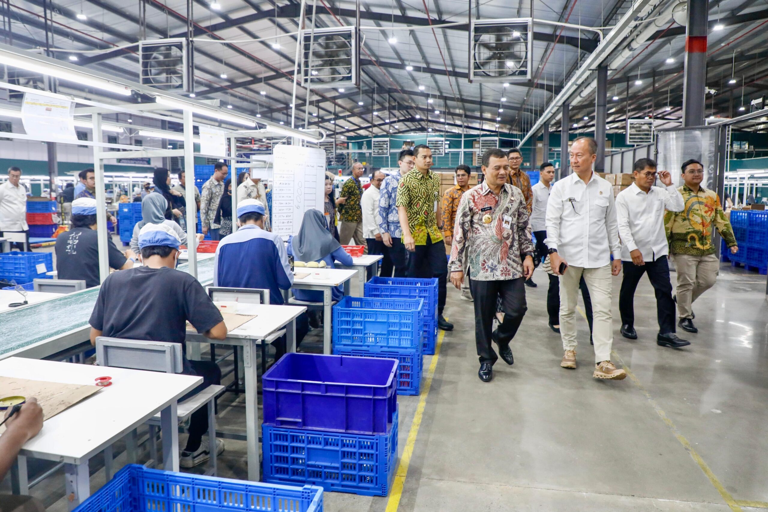 Gubernur Jawa Tengah Ahmad Luthfi saat meninjau sebuah pabrik (foto: Pemprov Jateng)