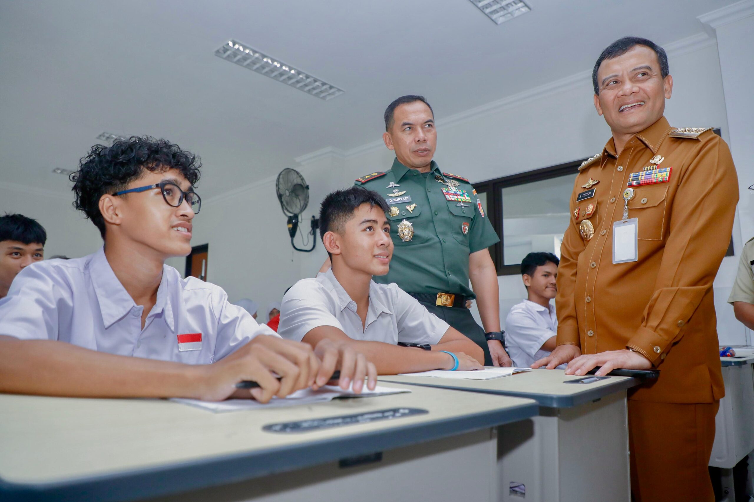 Gubernur Ahmad Luthfi meninjau pelaksanaan Program Sekolah Kemitraan di salah satu SMA swasta (foto: Pemprov Jateng)