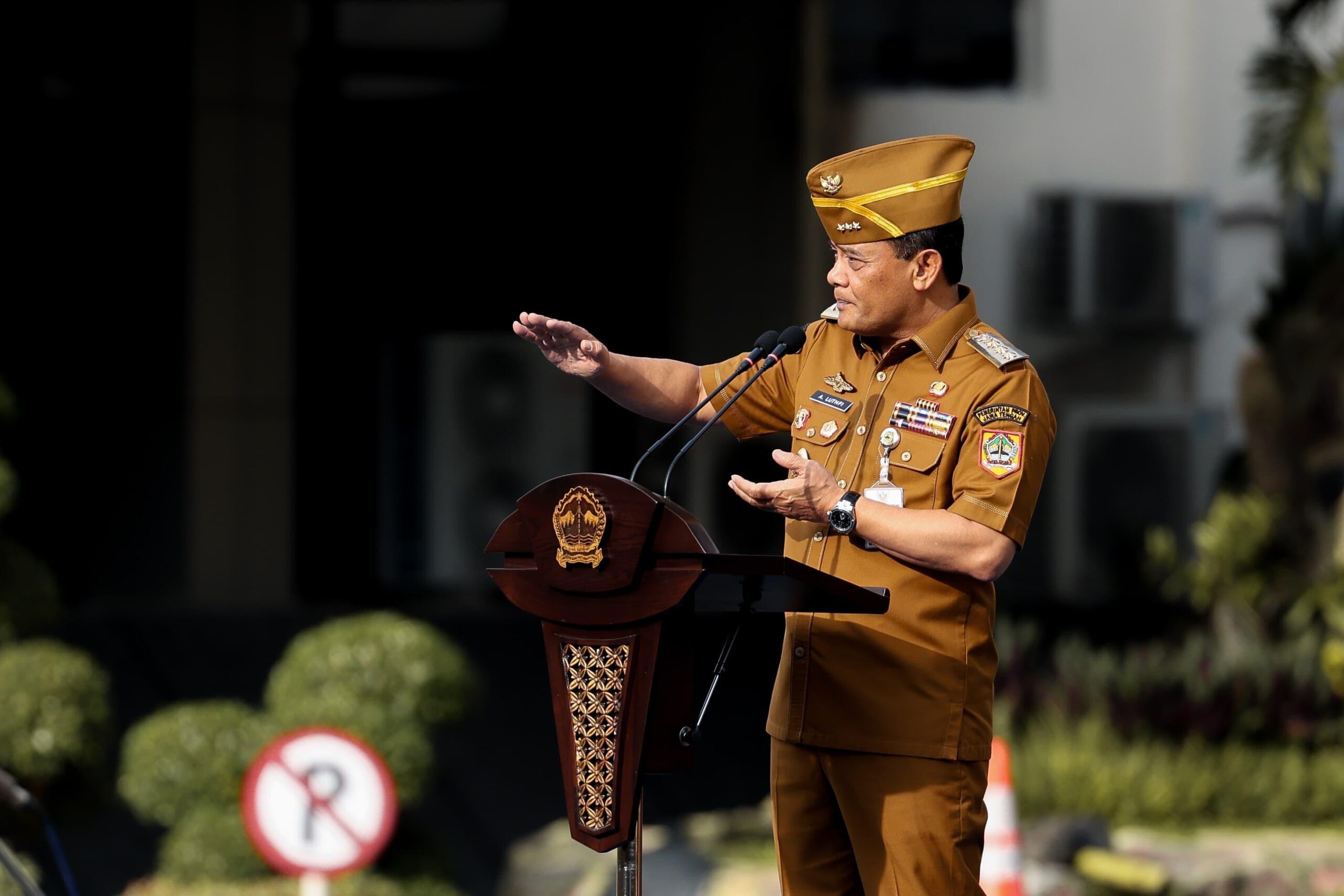 Gubernur Jawa Tengah Ahmad Luthfi memimpin apel akhir tahun bersama jajaran ASN di Semarang, Senin 29 Desember 202). (foto: Pemprov Jateng)