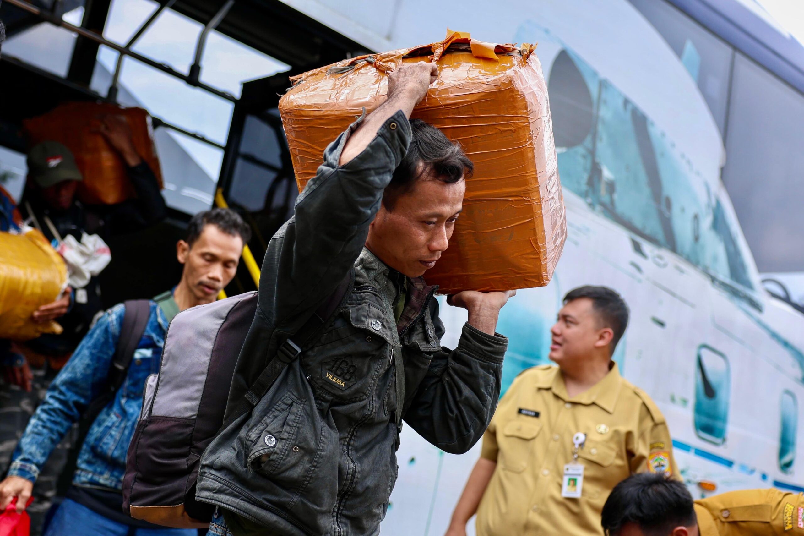 Pesawat Hercules TNI AU membawa warga Jawa Tengah terdampak banjir bandang Aceh tiba di Jakarta (foto: Pemprov Jateng)
