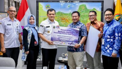 Gubernur Jawa Tengah Ahmad Luthfi menerima dukungan perangkat Starlink dari APJII Jateng sebelum dikirim ke Aceh, Rabu 31 Desember 2025 (foto: Pemprov Jateng)