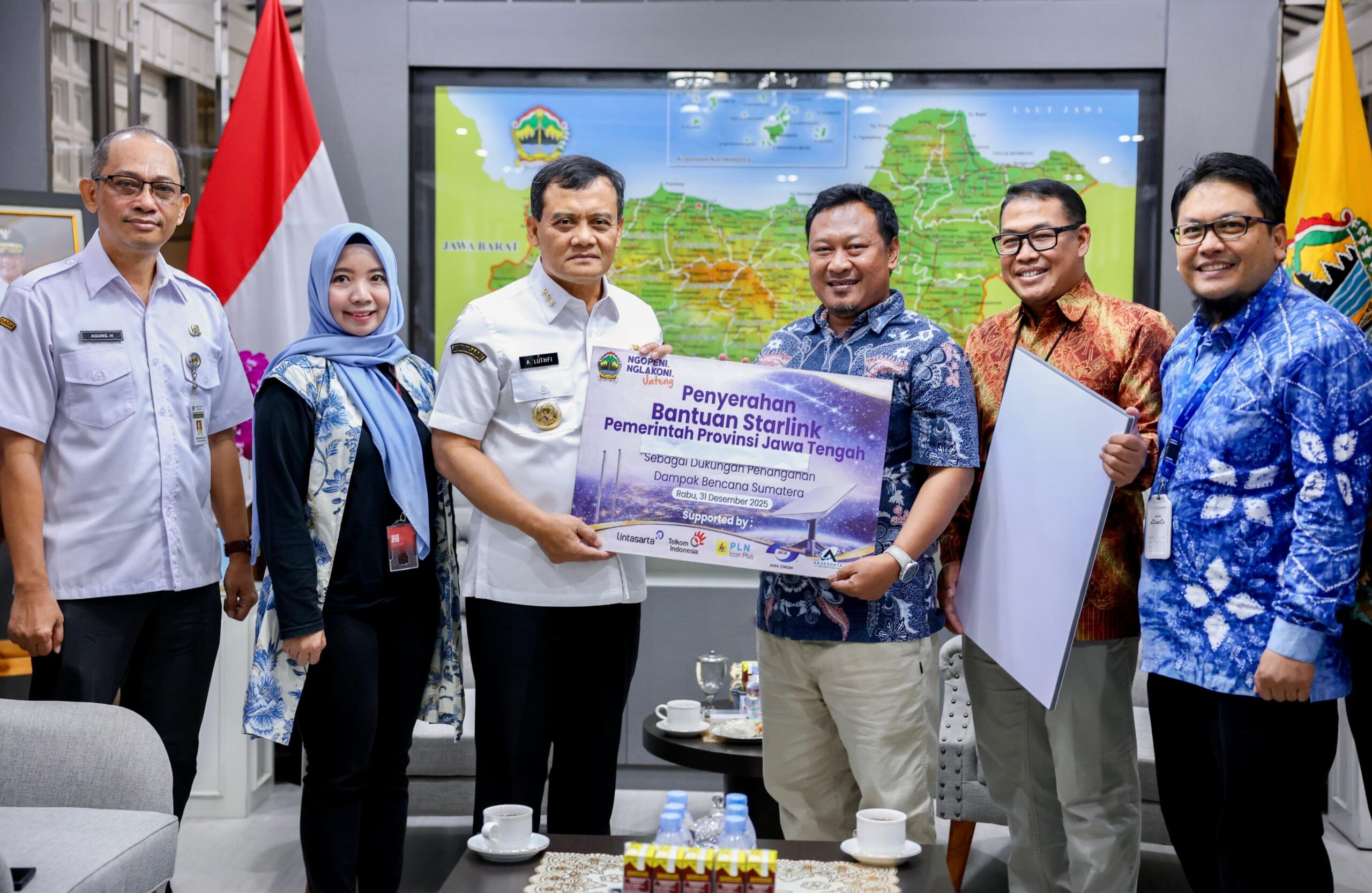 Gubernur Jawa Tengah Ahmad Luthfi menerima dukungan perangkat Starlink dari APJII Jateng sebelum dikirim ke Aceh, Rabu 31 Desember 2025 (foto: Pemprov Jateng)