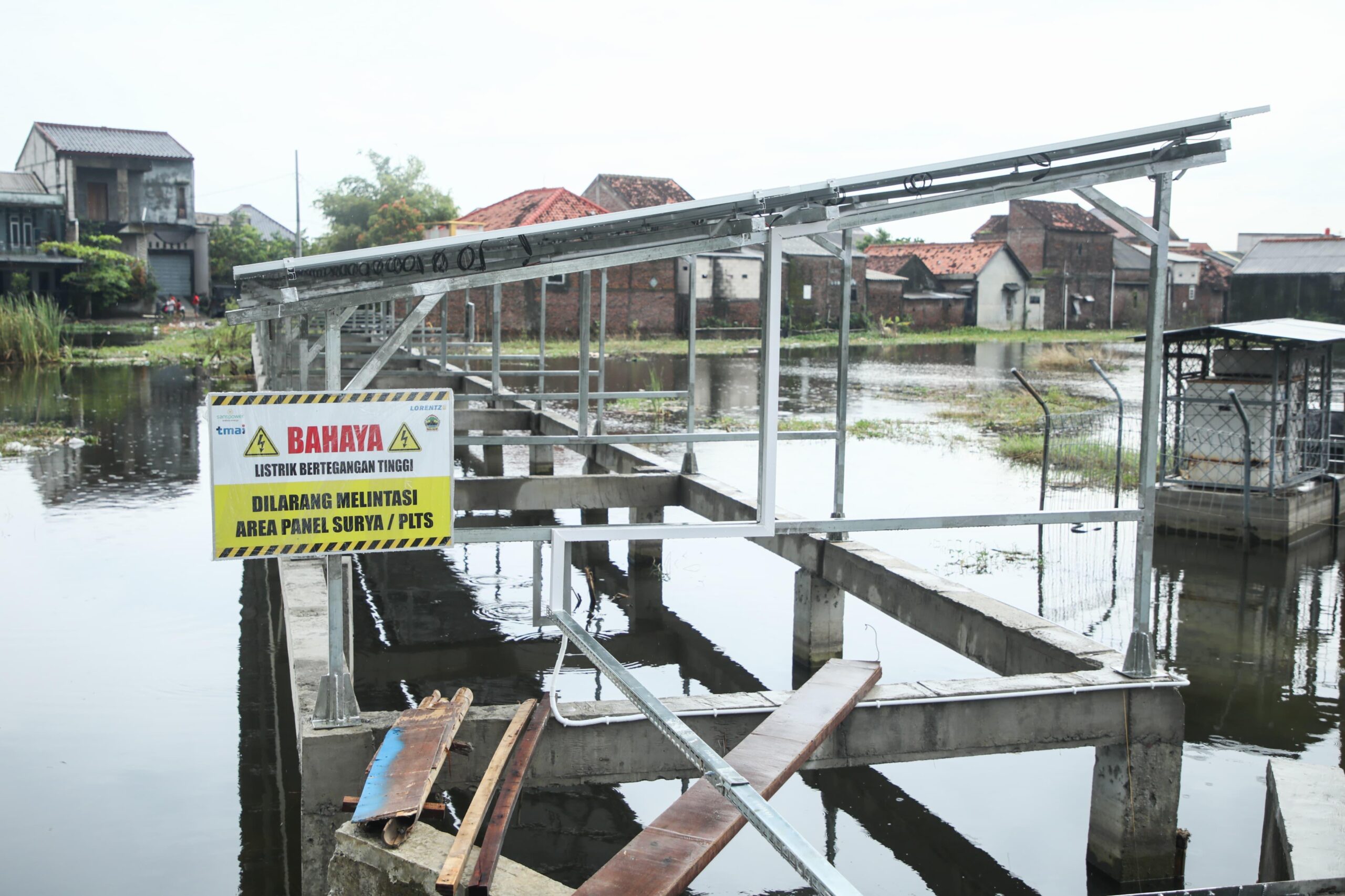 Panel surya PATS Sayung mendukung operasi pompa hybrid untuk pengendalian rob (foto: Pemprov Jateng)