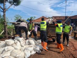 300 Karung Pasir Disusun Adang Banjir Rob di Pekalongan