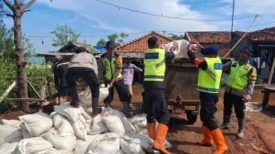 Polisi, TNI dan warga Pekalongan menyusun karung berisi pasir untuk cegah meluasnya rob (foto: Pemkot Pekalongan)