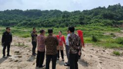 Wali Kota Semarang Agustina Wilujeng mendampingi Menteri Lingkungan Hidup Hanif Faisol Nurofiq saat meninjau TPA Jatibarang, Selasa 16 Desember 2025 (foto: Pemkot Semarang)