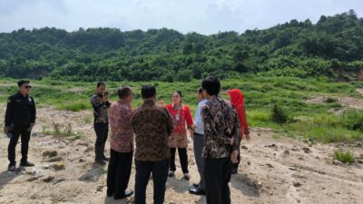 Wali Kota Semarang Agustina Wilujeng mendampingi Menteri Lingkungan Hidup Hanif Faisol Nurofiq saat meninjau TPA Jatibarang, Selasa 16 Desember 2025 (foto: Pemkot Semarang)